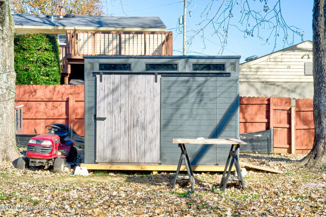 2503 Post Ct, Louisville, KY 40299