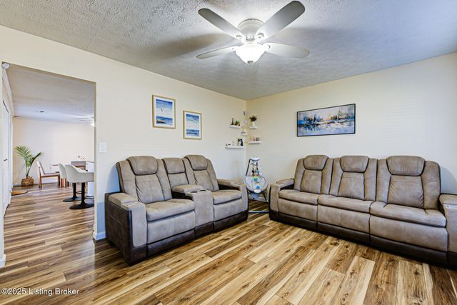 2503 Post Ct, Louisville, KY 40299