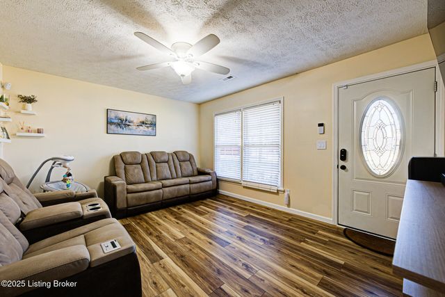 2503 Post Ct, Louisville, KY 40299