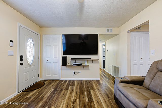 2503 Post Ct, Louisville, KY 40299