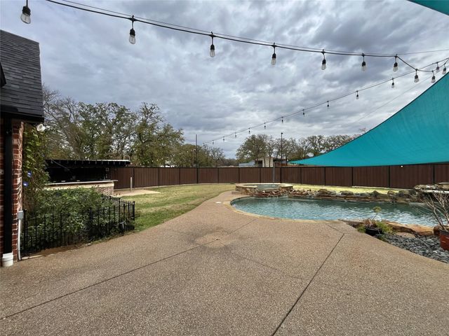 245 Spring Creek Court, Paradise, TX 76073