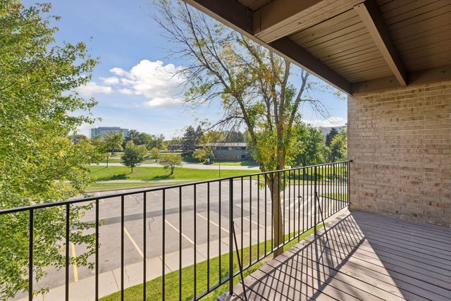 5697 Green Circle Drive 219, Minnetonka, MN 55343