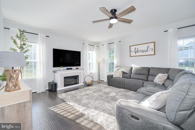 18 TROUT RIVER TER, Falling Waters, WV 25419
