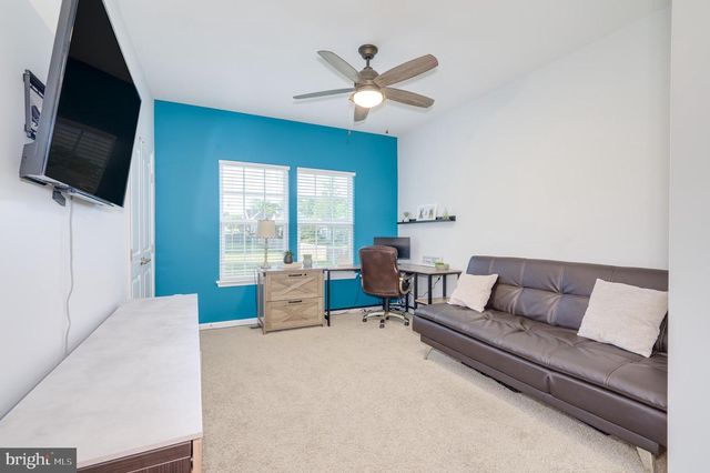 18 TROUT RIVER TER, Falling Waters, WV 25419