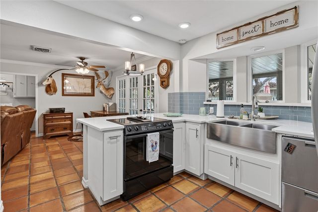 1106 S Paisano Dr, Rockport, TX 78382