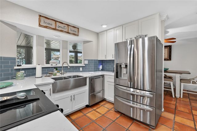 1106 S Paisano Dr, Rockport, TX 78382