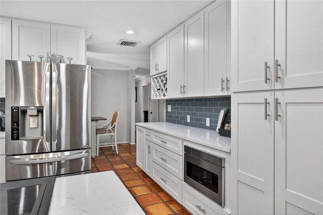 1106 S Paisano Dr, Rockport, TX 78382