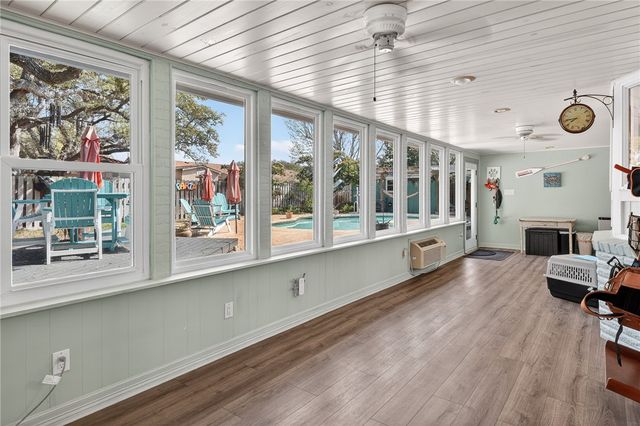 1106 S Paisano Dr, Rockport, TX 78382