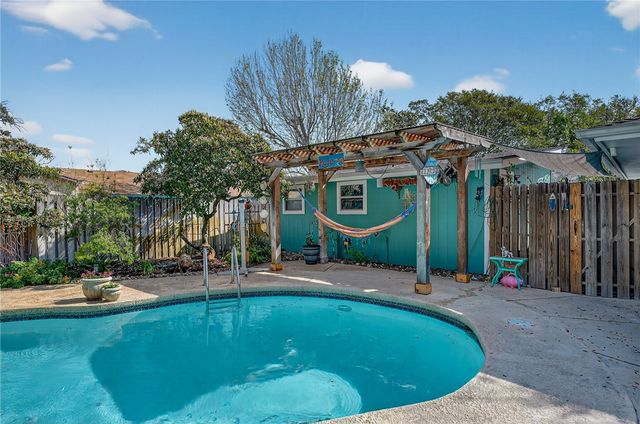 1106 S Paisano Dr, Rockport, TX 78382