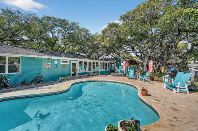 1106 S Paisano Dr, Rockport, TX 78382