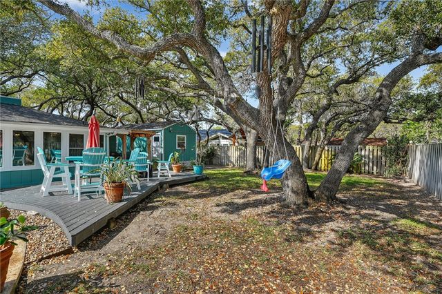 1106 S Paisano Dr, Rockport, TX 78382