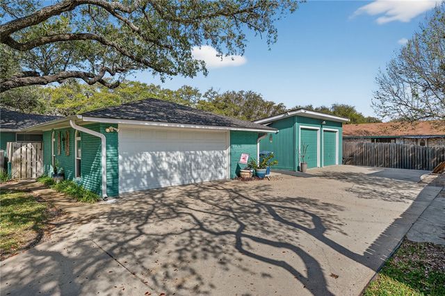 1106 S Paisano Dr, Rockport, TX 78382