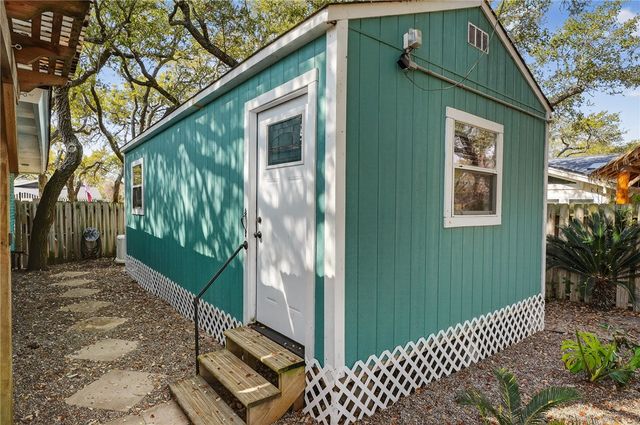 1106 S Paisano Dr, Rockport, TX 78382