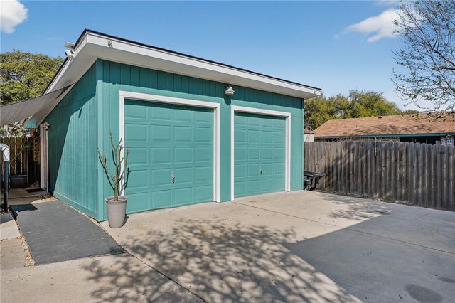 1106 S Paisano Dr, Rockport, TX 78382