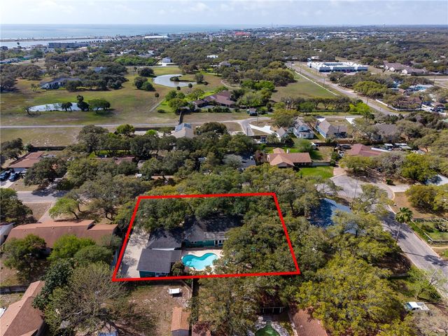 1106 S Paisano Dr, Rockport, TX 78382