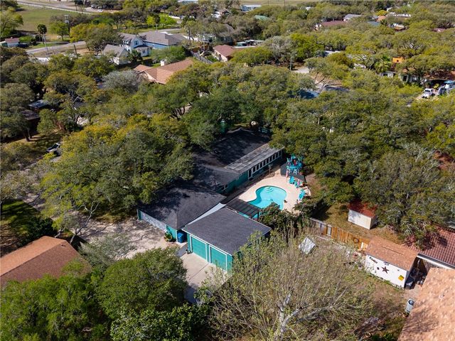 1106 S Paisano Dr, Rockport, TX 78382