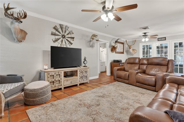 1106 S Paisano Dr, Rockport, TX 78382