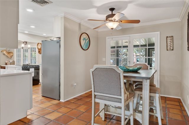 1106 S Paisano Dr, Rockport, TX 78382