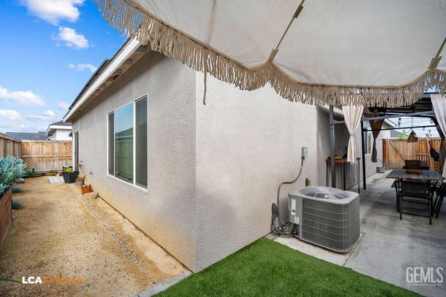 9611 Redwood River Lane, Shafter, CA 93263