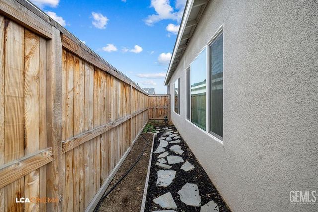 9611 Redwood River Lane, Shafter, CA 93263