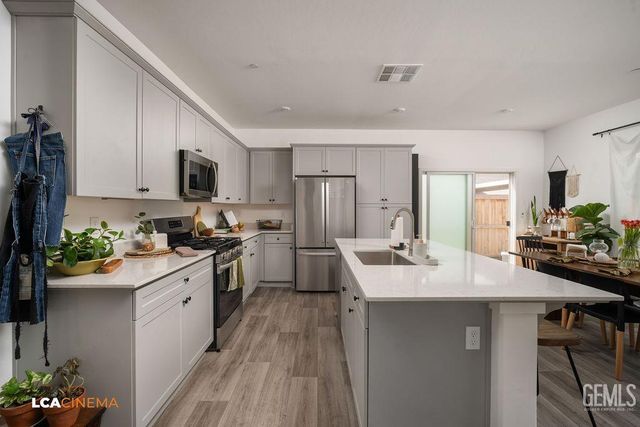 9611 Redwood River Lane, Shafter, CA 93263