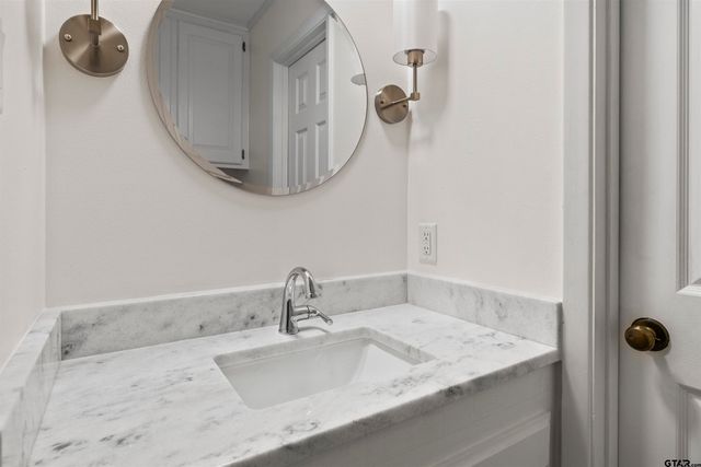 1020 Regency Ln, Tyler, TX 75703