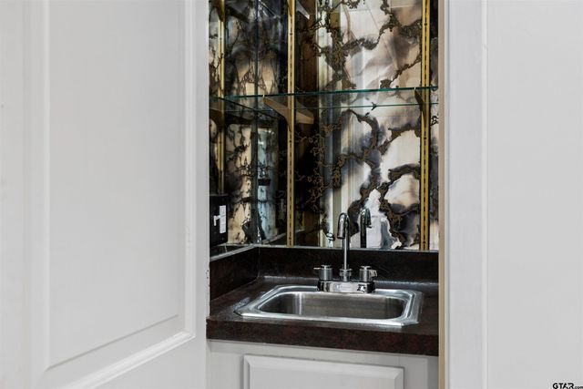 1020 Regency Ln, Tyler, TX 75703