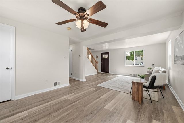 73 Clifford Dr, Green Tree, PA 15220