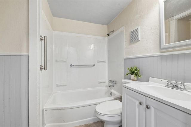 73 Clifford Dr, Green Tree, PA 15220