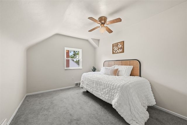 73 Clifford Dr, Green Tree, PA 15220