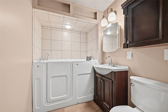 73 Clifford Dr, Green Tree, PA 15220