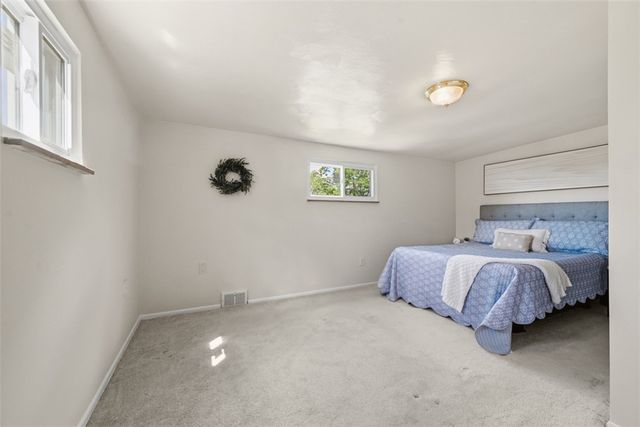 73 Clifford Dr, Green Tree, PA 15220