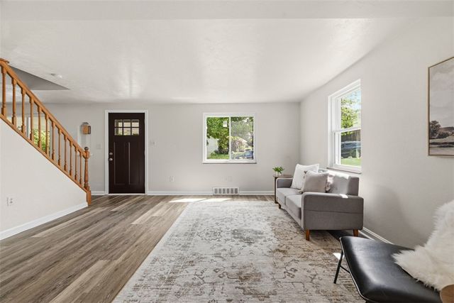 73 Clifford Dr, Green Tree, PA 15220