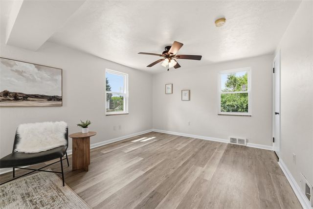 73 Clifford Dr, Green Tree, PA 15220