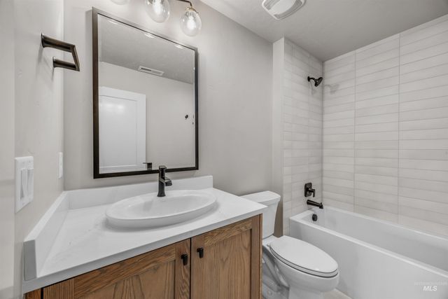 7112 S Cadence Ave, Meridian, ID 83642