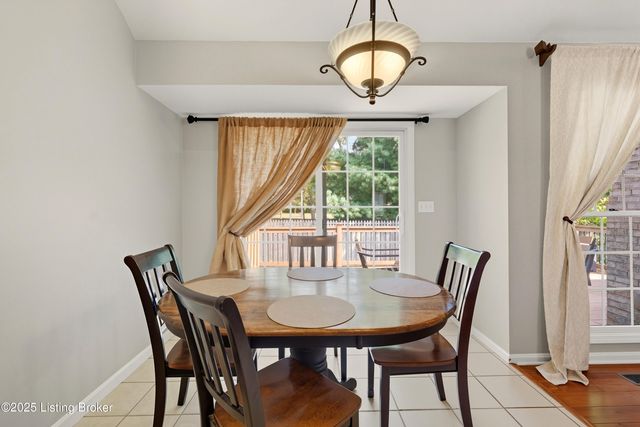 8406 Oxford Woods Ct, Louisville, KY 40222