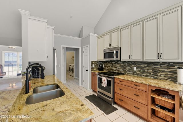 8406 Oxford Woods Ct, Louisville, KY 40222