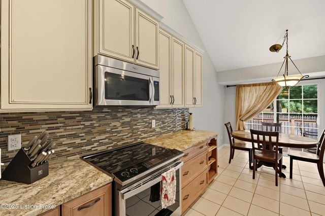 8406 Oxford Woods Ct, Louisville, KY 40222