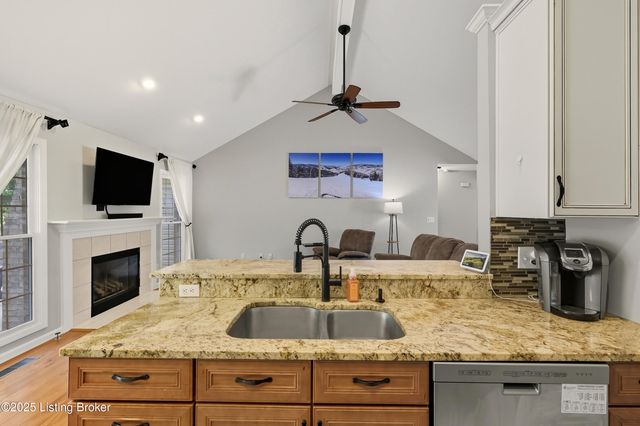 8406 Oxford Woods Ct, Louisville, KY 40222