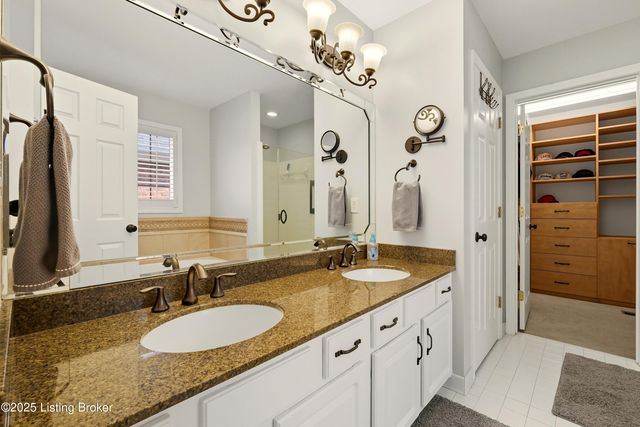 8406 Oxford Woods Ct, Louisville, KY 40222