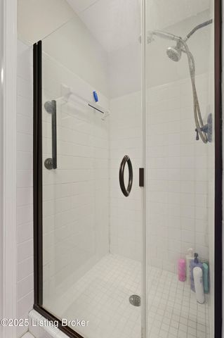 8406 Oxford Woods Ct, Louisville, KY 40222