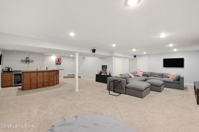 8406 Oxford Woods Ct, Louisville, KY 40222