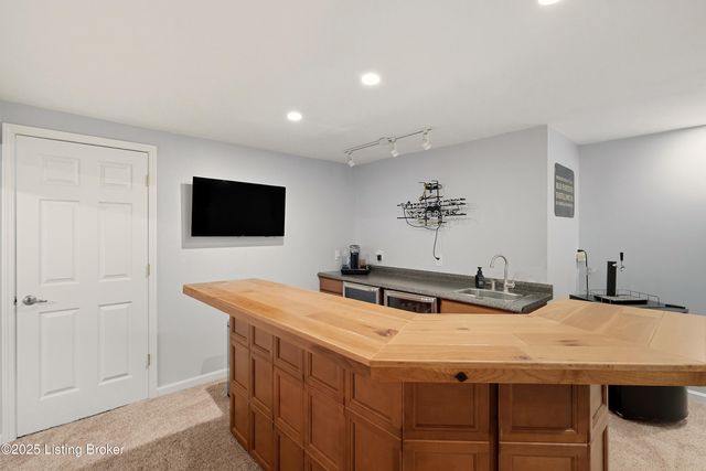 8406 Oxford Woods Ct, Louisville, KY 40222