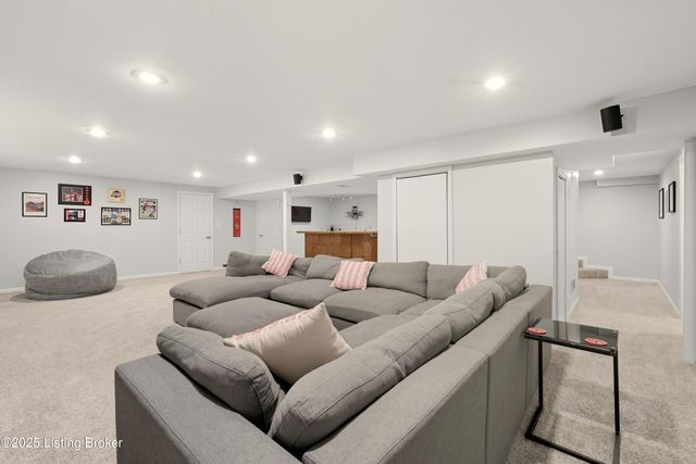 8406 Oxford Woods Ct, Louisville, KY 40222