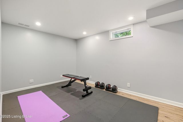 8406 Oxford Woods Ct, Louisville, KY 40222