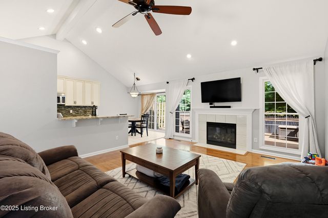 8406 Oxford Woods Ct, Louisville, KY 40222