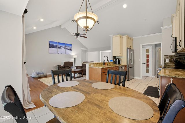 8406 Oxford Woods Ct, Louisville, KY 40222