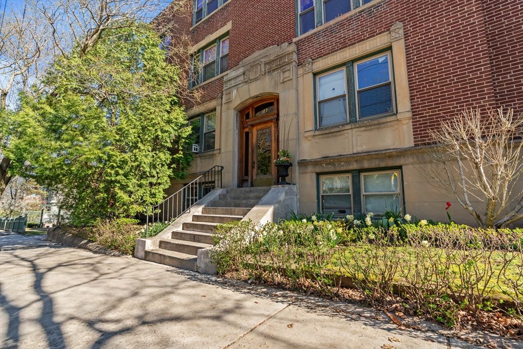 127 Winthrop Rd 6A, Brookline, MA 02445