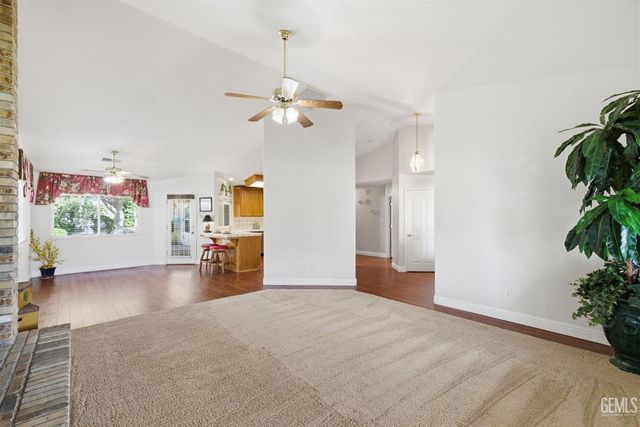 5702 Stageline Drive, Bakersfield, CA 93312