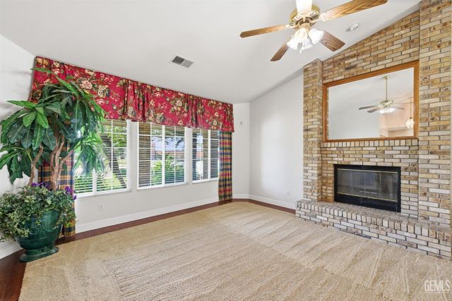 5702 Stageline Drive, Bakersfield, CA 93312